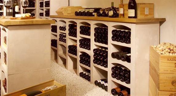 casiers à vin Vinis avec plateau en bois sur le dessus