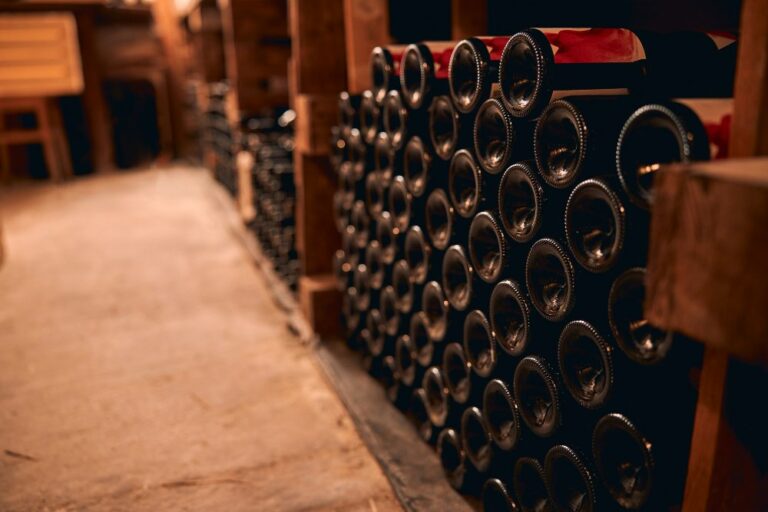 bouteilles de vin dans des casiers en bois