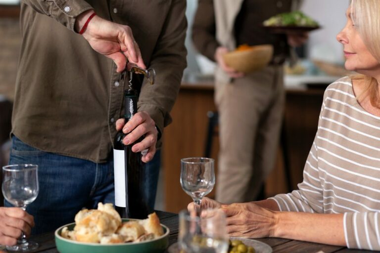 Homme ouvrant une bouteille de vin