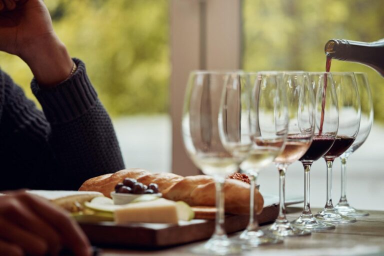 homme dégustant un plateau de fromages tout en goûtant différents vins