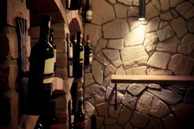 Bouteilles de vin dans une cave souterraine