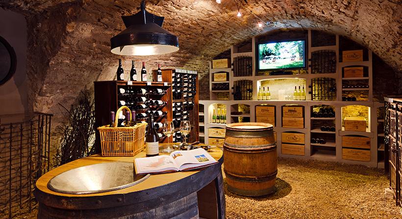 casier vinicase dans un caveau de dégutation